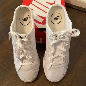 Women’s Nike Court Legacy Mules